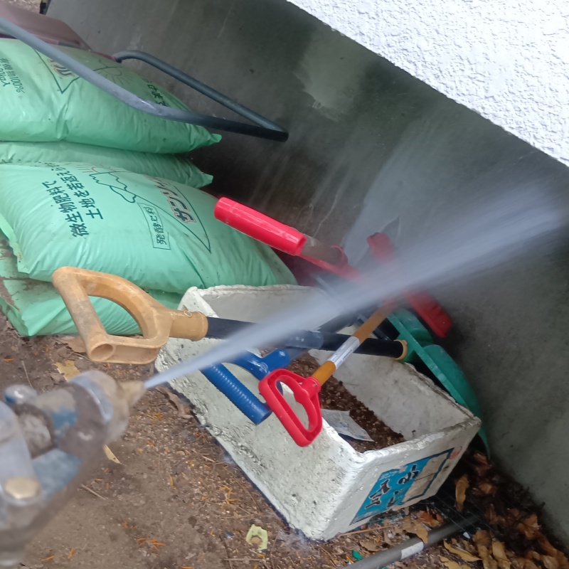 建物の外周にシロアリ駆除剤を散布