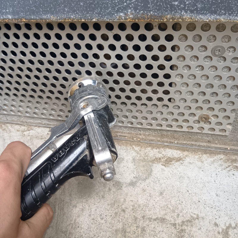 床下換気口からシロアリ駆除剤を散布