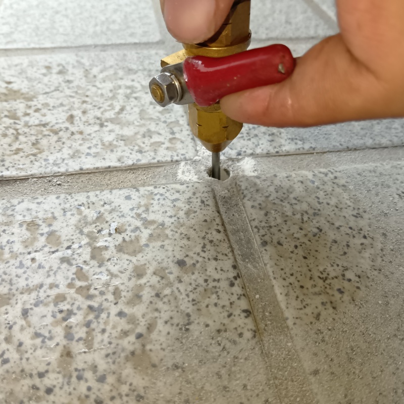 床にシロアリ駆除剤を注入