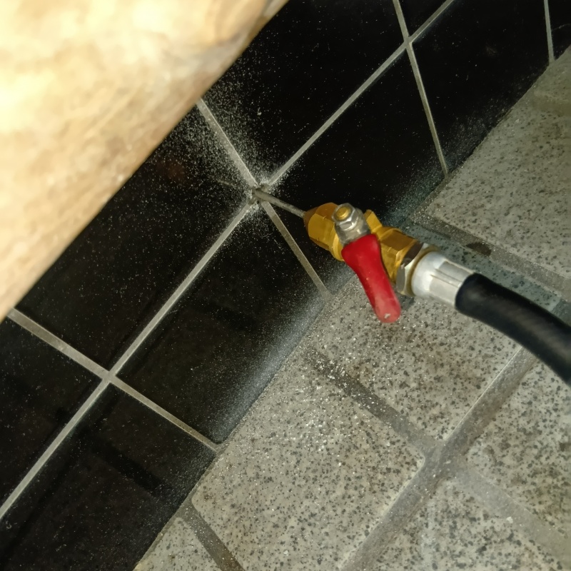 壁にシロアリ駆除剤を注入
