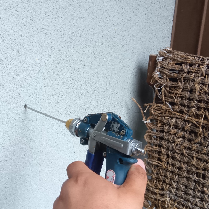 壁にシロアリ駆除剤を注入