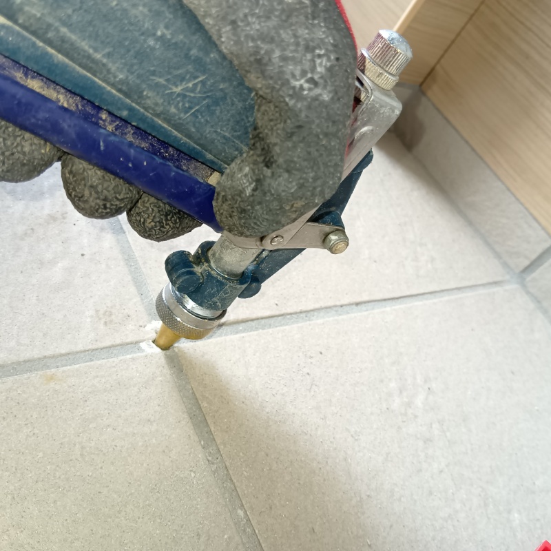 床に防蟻剤を注入