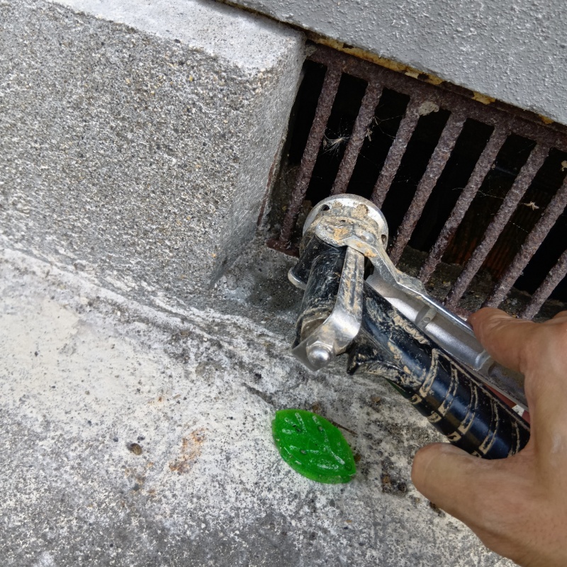 床下換気口からシロアリ駆除剤を散布