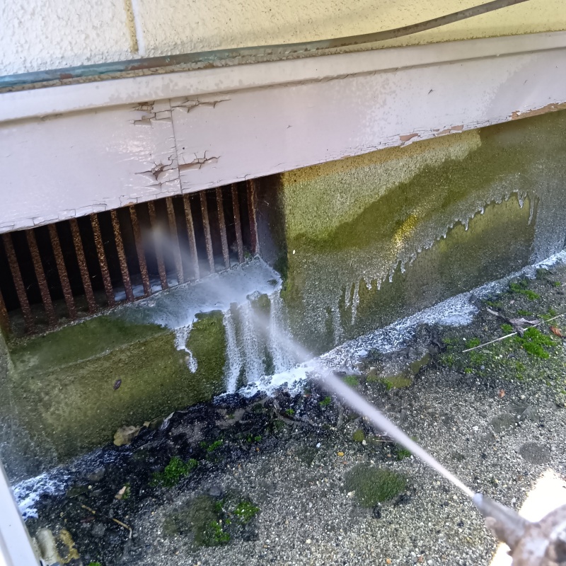 床下換気口からシロアリ駆除剤を散布