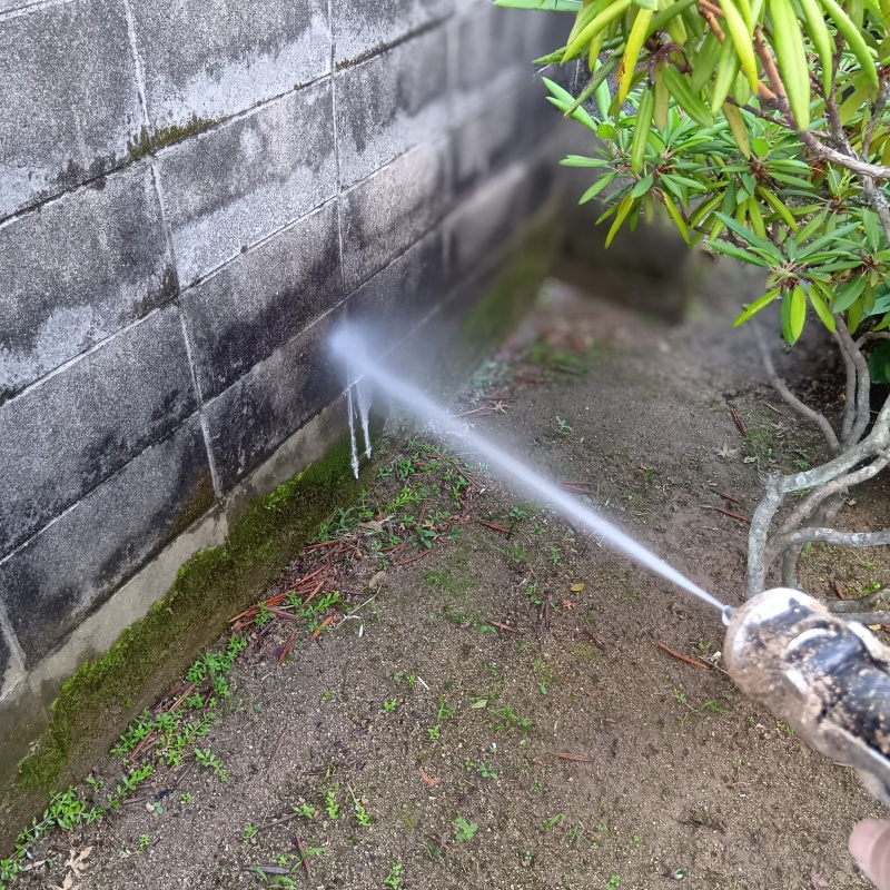 建物の外周にシロアリ駆除剤を散布