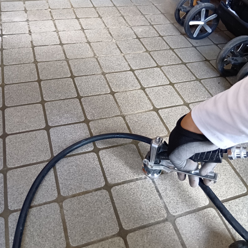 床にシロアリ駆除剤を注入