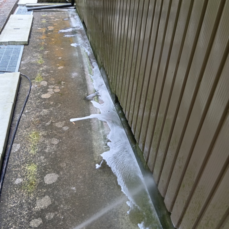 建物の外周にシロアリ駆除剤を散布