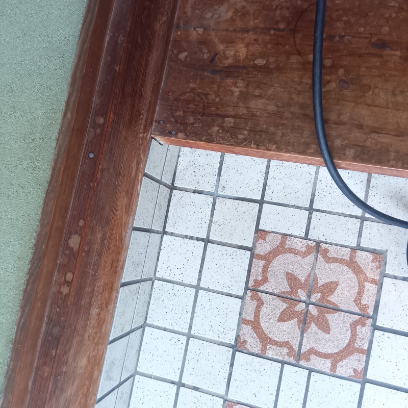 開けた穴を修復した様子
