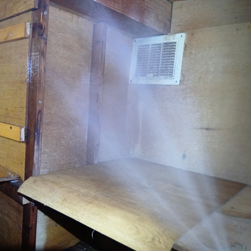 室内の木部にシロアリ駆除剤を散布