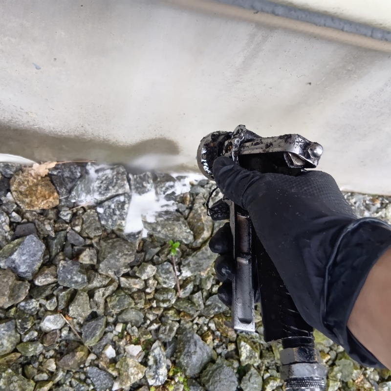 建物の外周にシロアリ駆除剤を散布