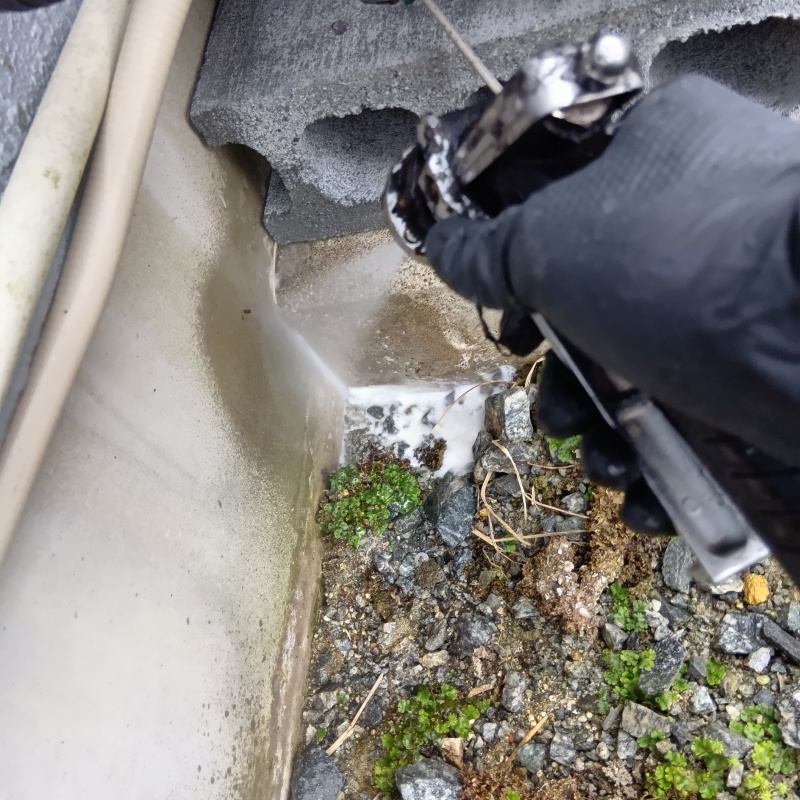 建物の外周にシロアリ駆除剤を散布