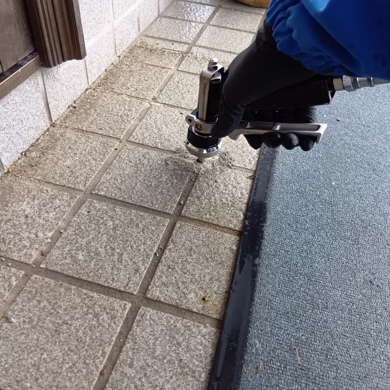 床にシロアリ駆除剤を注入