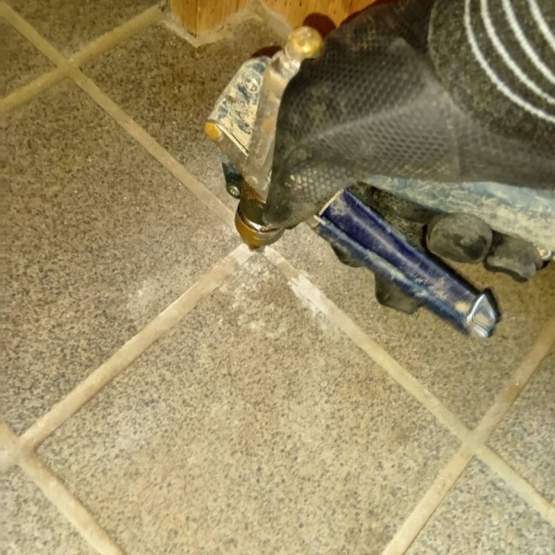 床にシロアリ駆除剤を注入