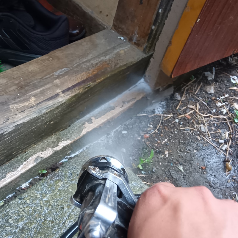 木部にシロアリ駆除剤を散布