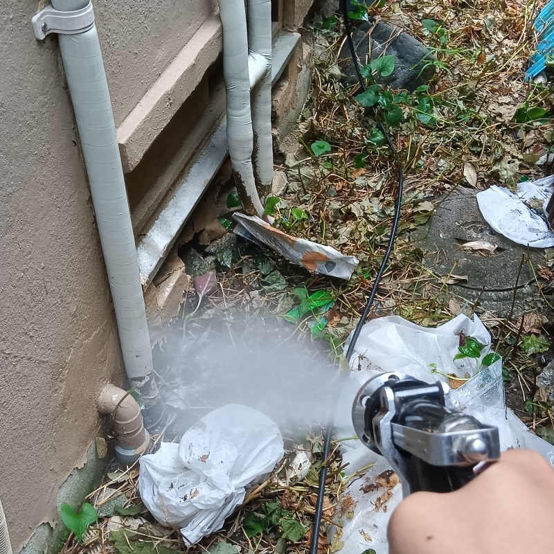 屋外の地面にシロアリ駆除剤を散布