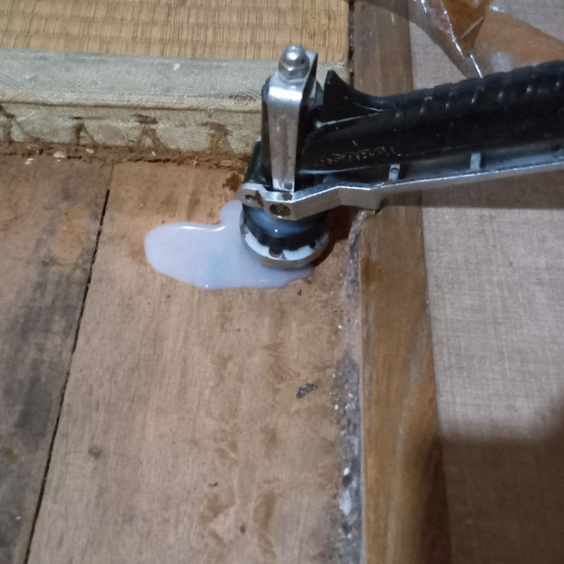床にシロアリ駆除剤を注入