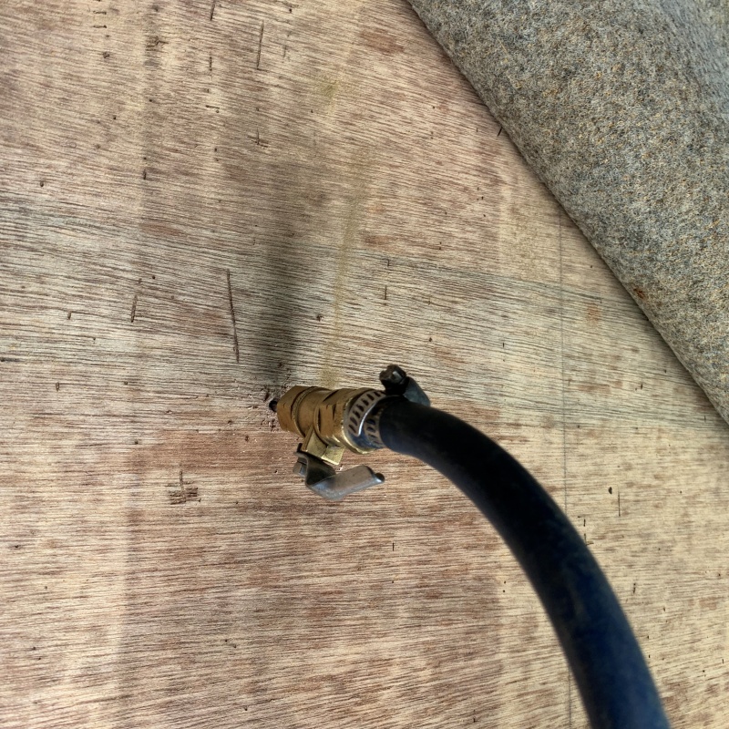 床にシロアリ駆除剤を注入
