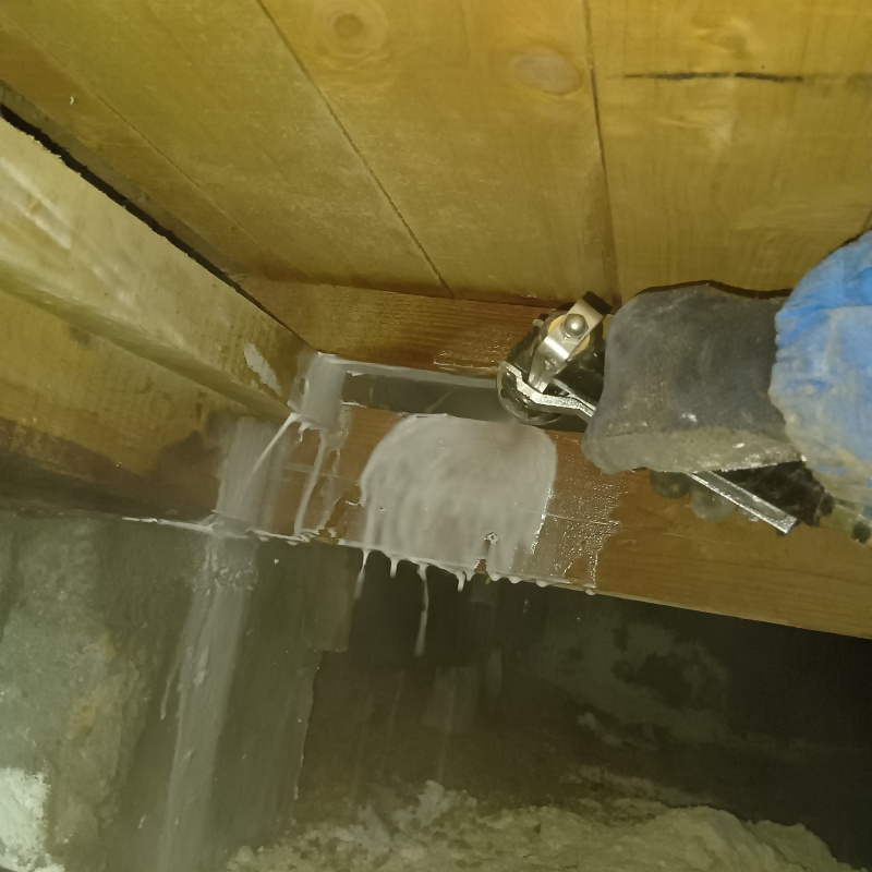 床下の木材にシロアリ駆除剤を散布