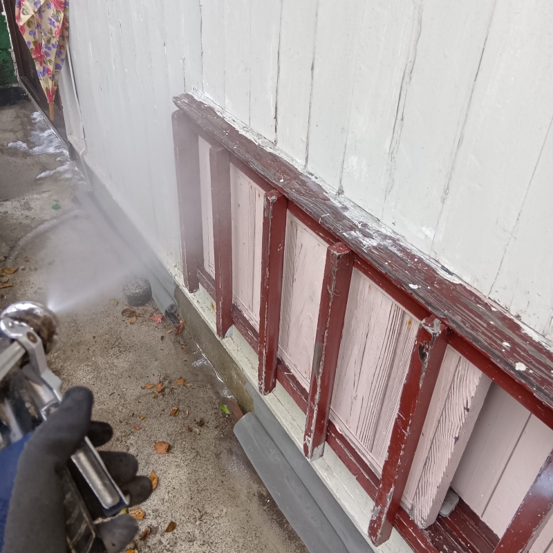 屋外の木部にシロアリ駆除剤を散布