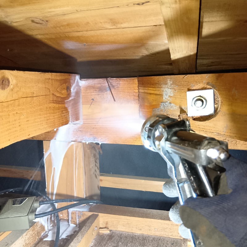 天井裏にシロアリ駆除剤を散布