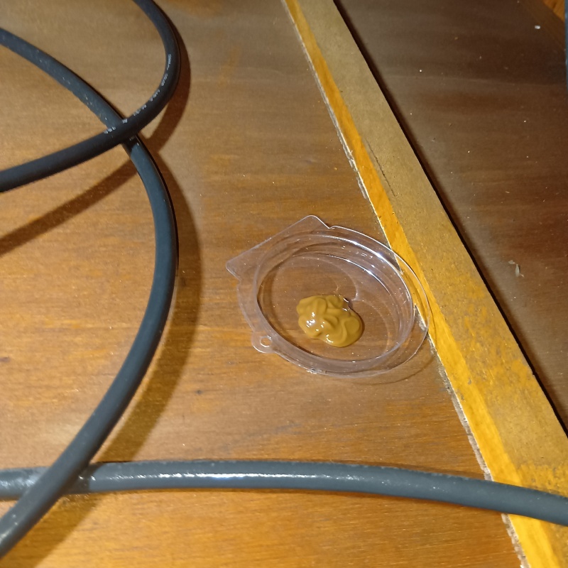 天井裏にベイト剤を設置