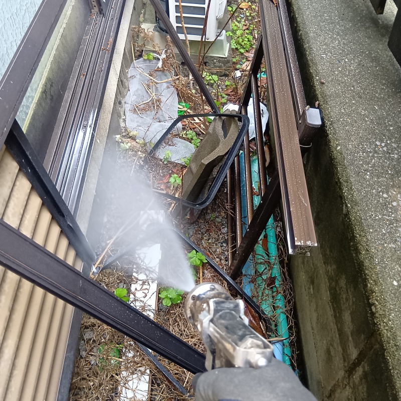 建物の外周にシロアリ駆除剤を散布