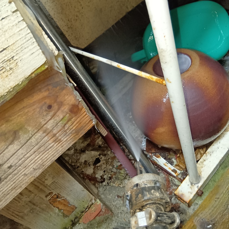 建物の外周にシロアリ駆除剤を散布