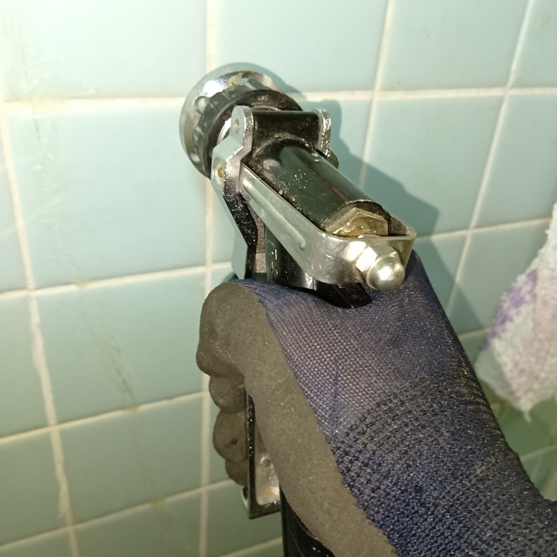 壁にシロアリ駆除剤を注入