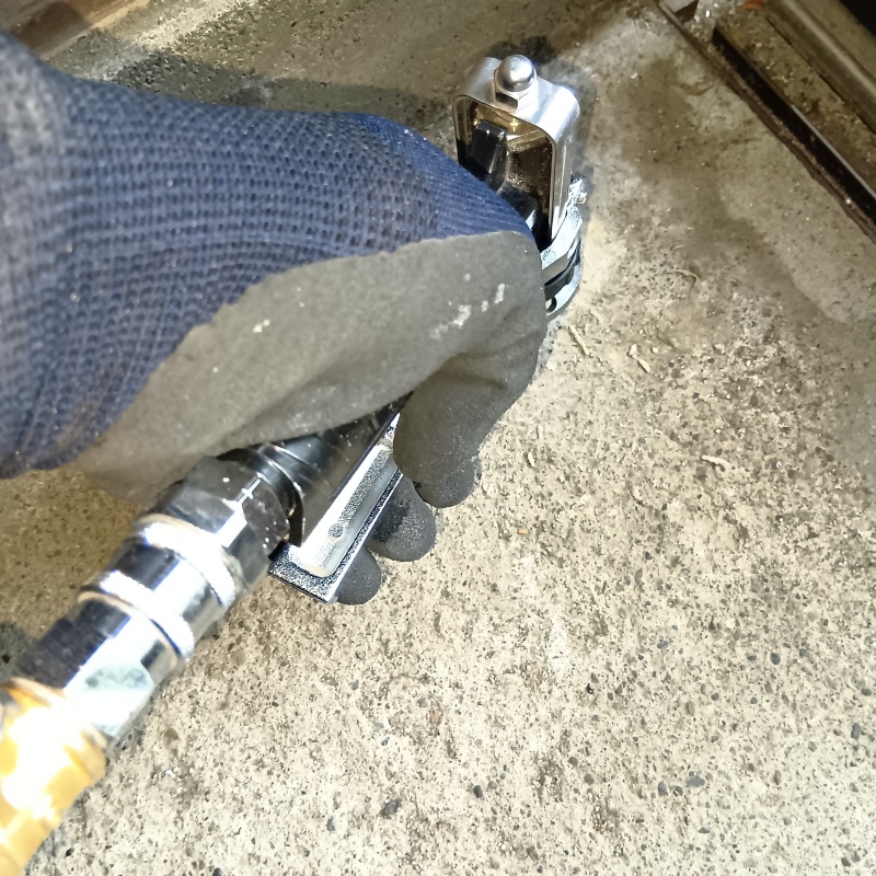 床にシロアリ駆除剤を注入