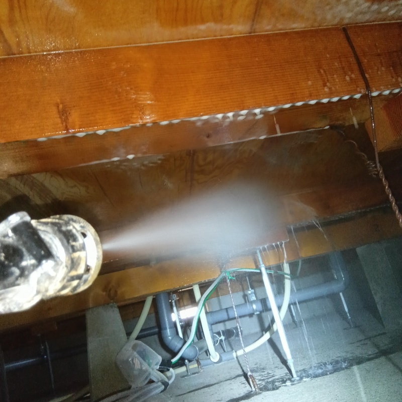 床下の木材にシロアリ駆除剤を散布