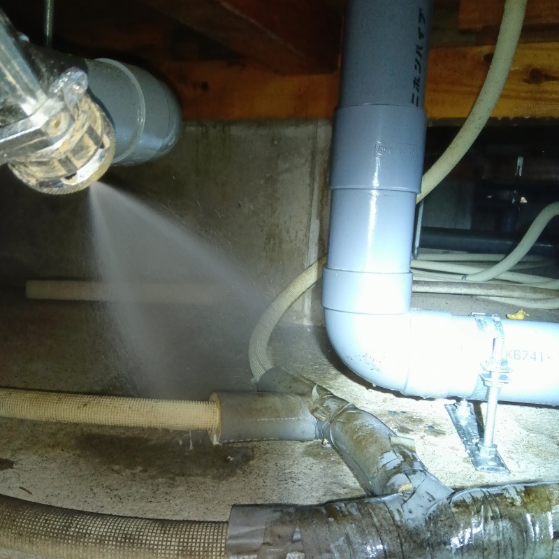 床下の地面にシロアリ駆除剤を散布