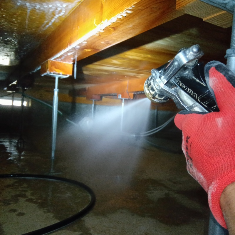 床下の地面にシロアリ駆除剤を散布