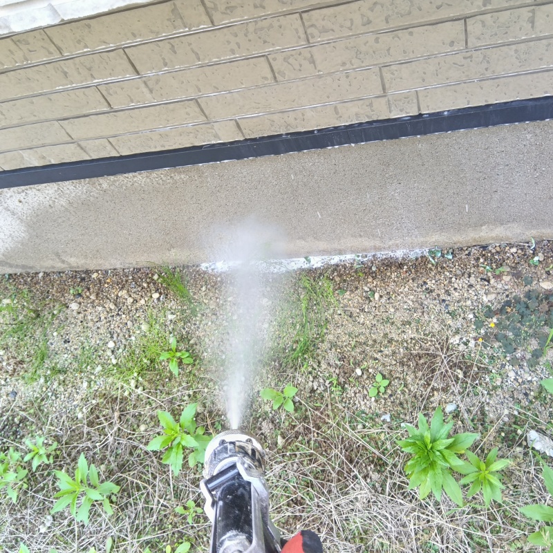 建物の外周にシロアリ駆除剤を散布