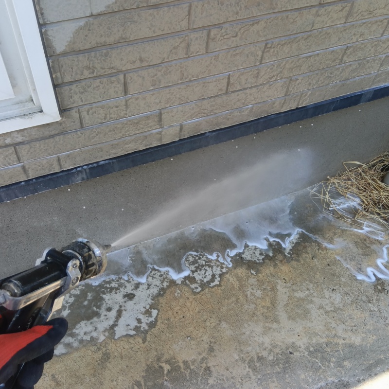 建物の外周にシロアリ駆除剤を散布