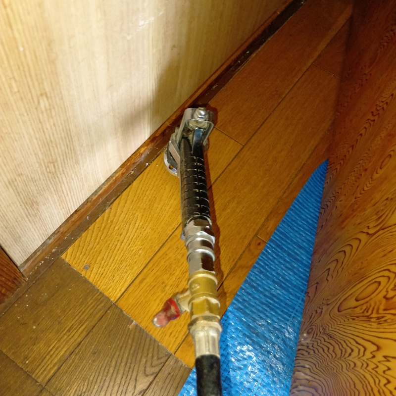 床にシロアリ駆除剤を注入