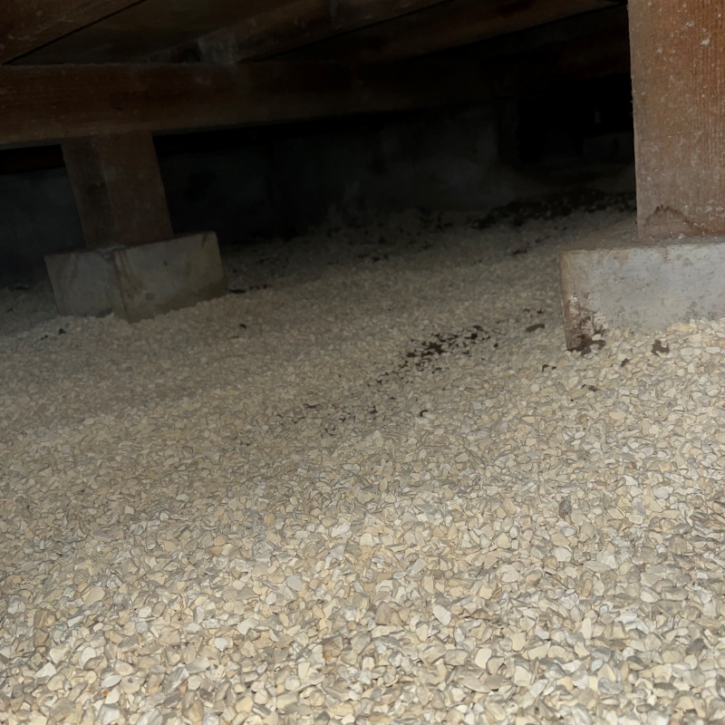 床下に調湿材を敷き詰めた様子