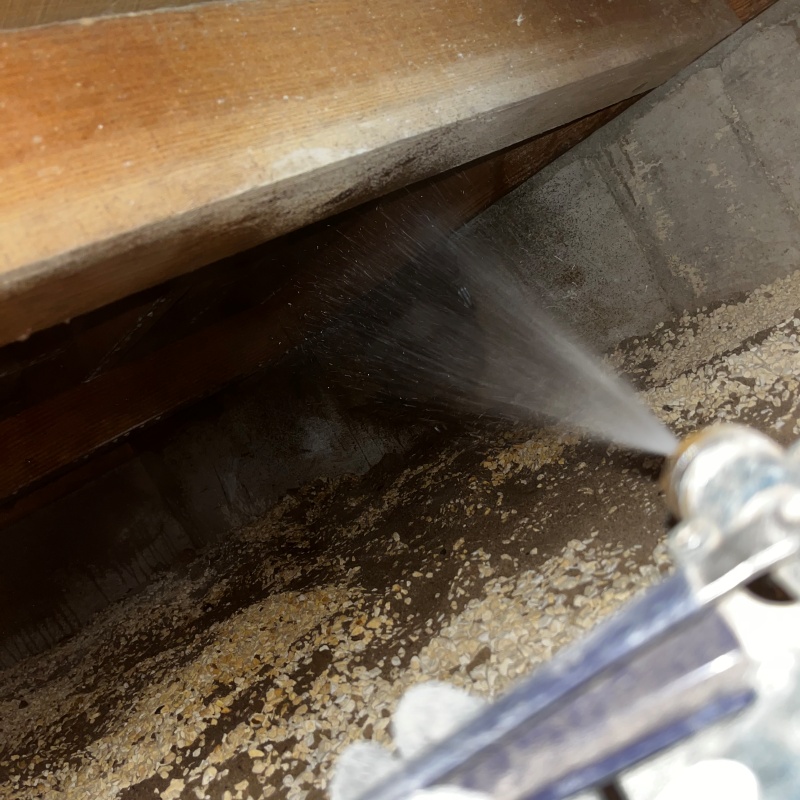 床下の木材にシロアリ駆除剤を散布
