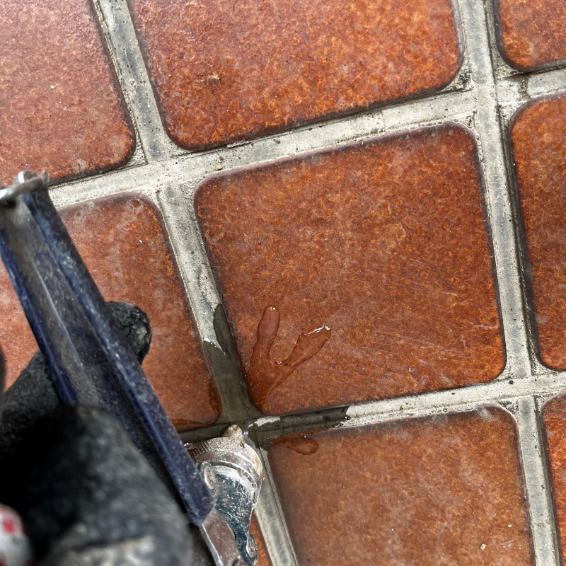 床にシロアリ駆除剤を注入