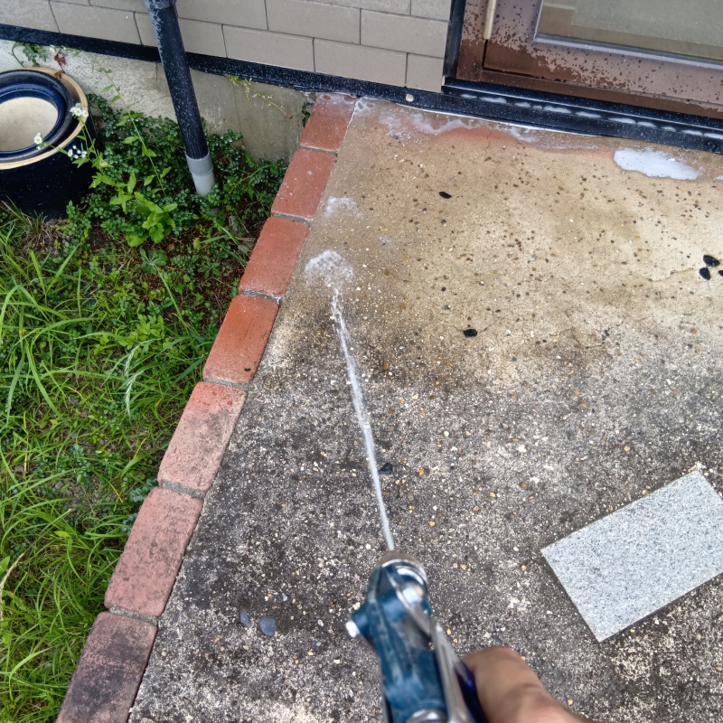 屋外の地面にシロアリ駆除剤を散布