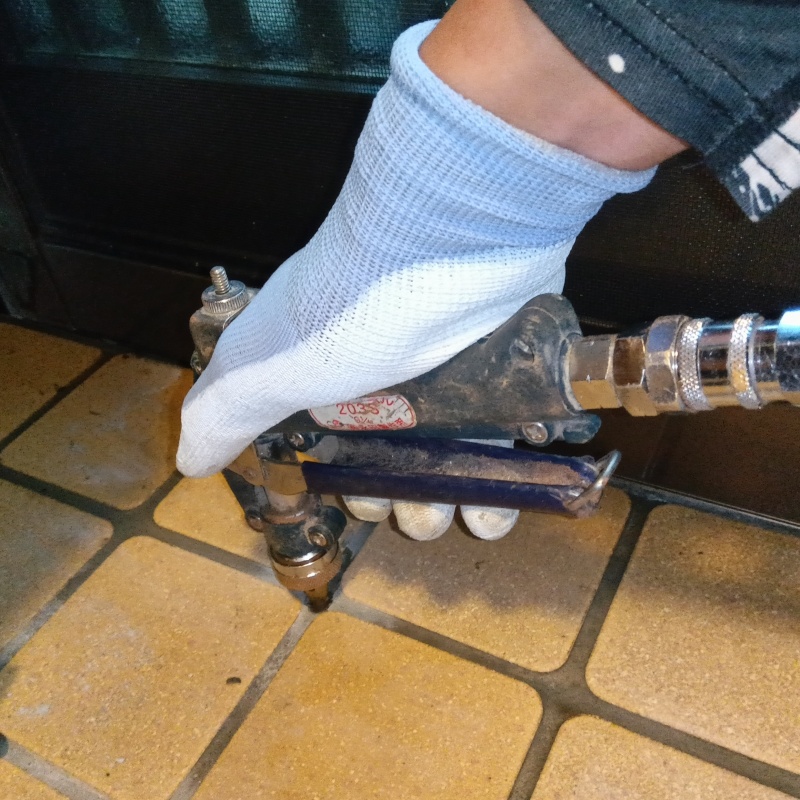 床にシロアリ駆除剤を注入