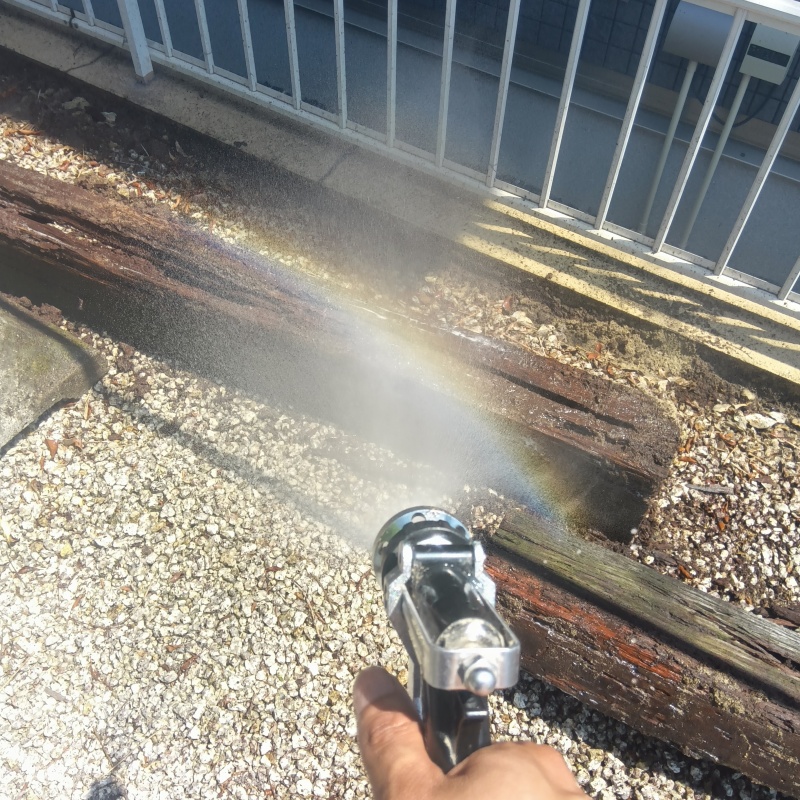 不要な木材にシロアリ駆除剤を散布