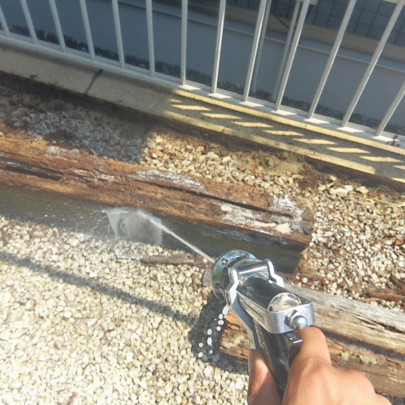 不要な木材にシロアリ駆除剤を散布