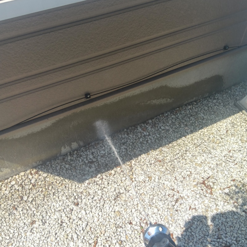 建物の外周にシロアリ駆除剤を散布