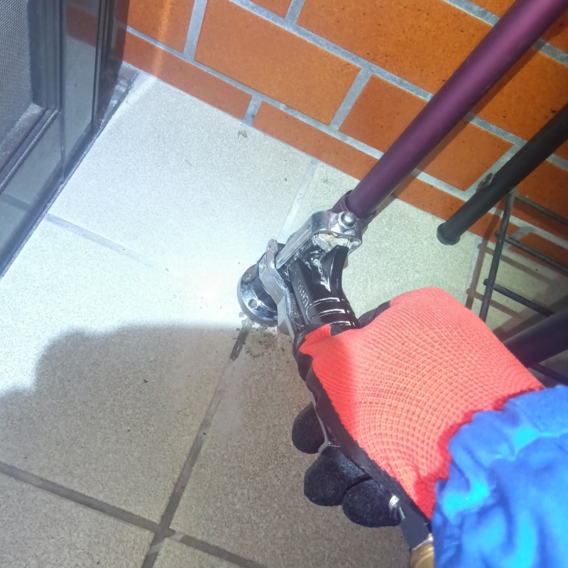 床にシロアリ駆除剤を注入