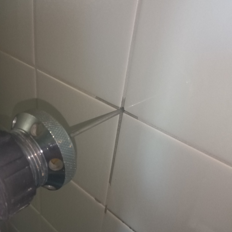 壁にシロアリ駆除剤を注入