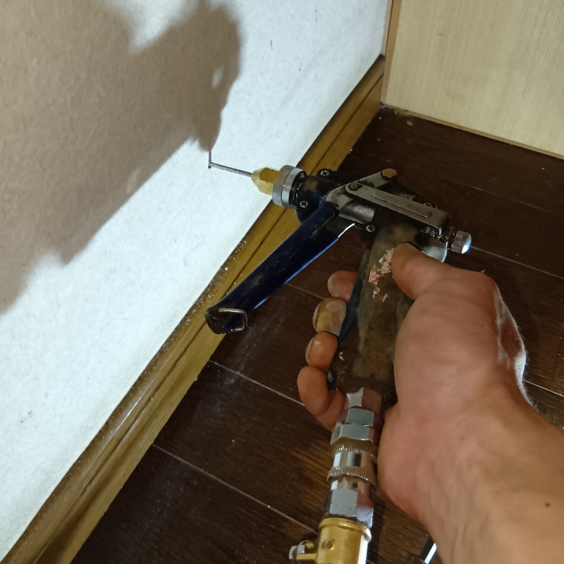 壁にシロアリ駆除剤を注入