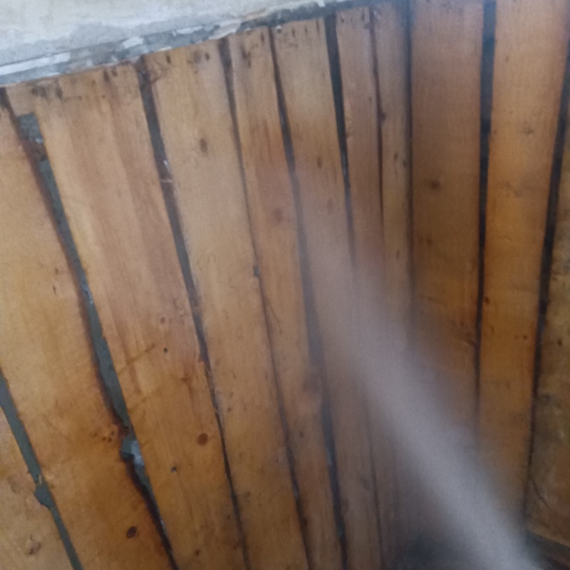 床下の木材にシロアリ駆除剤を散布