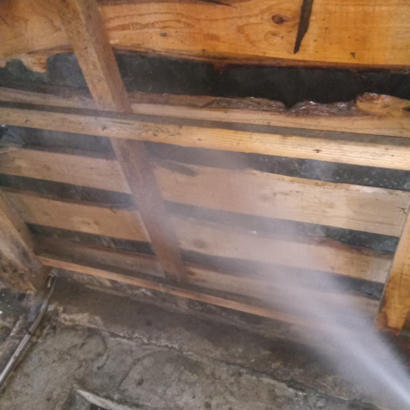 床下の木材にシロアリ駆除剤を散布