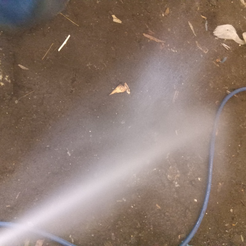 床下の地面にシロアリ駆除剤を散布