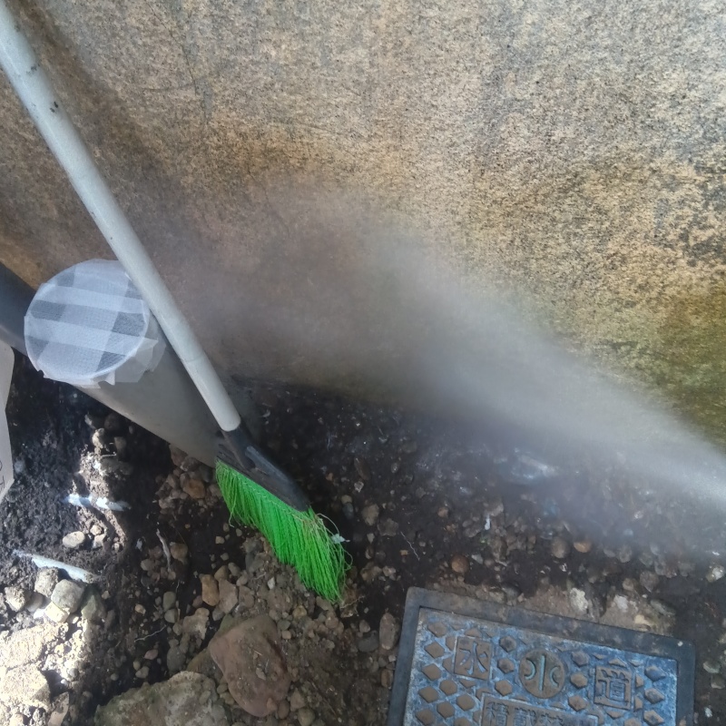 建物の外周にシロアリ駆除剤を散布